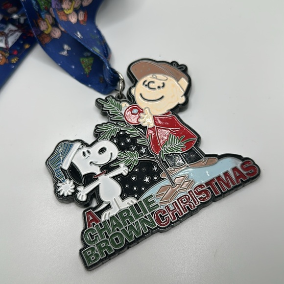A CHARLIE BROWN CHRISTMAS 5K/10K/13.1 MEDAL - Picture 3 of 4